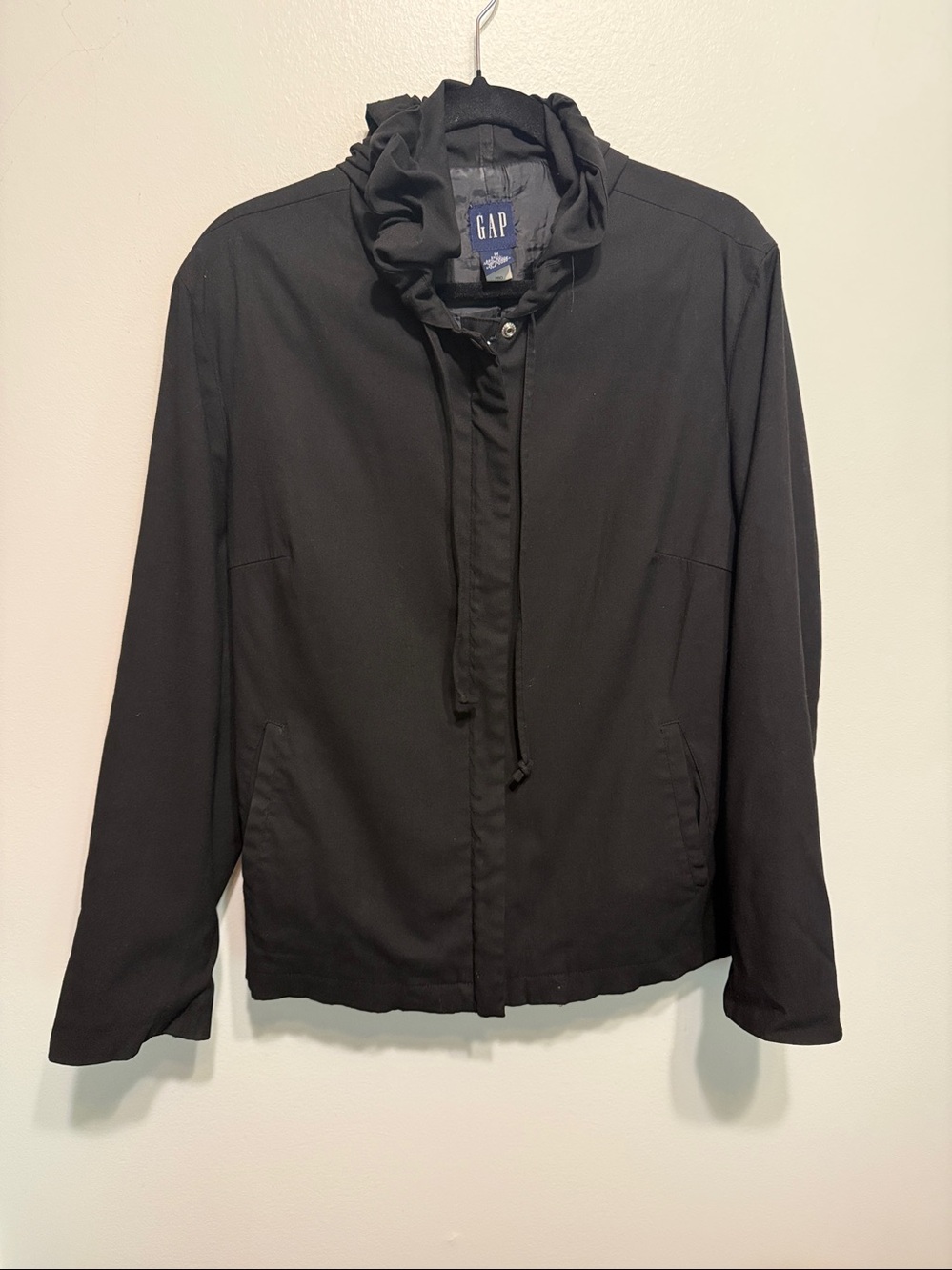 GAP Black  Lightweight Windbreaker/ rain hooded Jacket With a front Zip‎ SZ M
